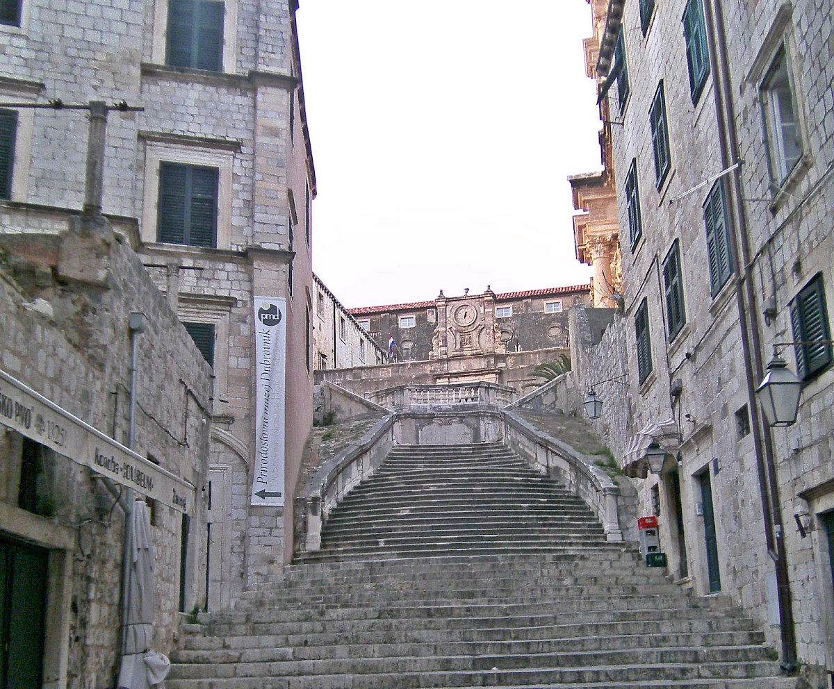 stairs to St-Ignatius church - [credits](https://www.flickr.com/photos/amanderson/10536416585){_blank}